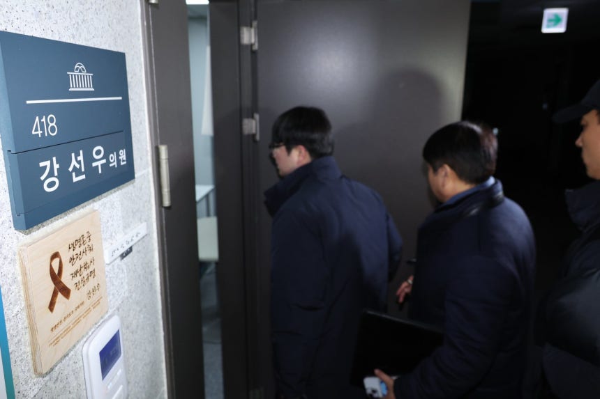 경찰 수사관들이 11일 서울 여의도 국회 의원회관 강선우 의원실 압수수색에 돌입하고 있다.2026.1.11.뉴스1