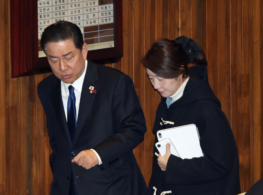 지난 24일 서울 여의도 국회에서 열린 제430회국회(임시회) 제2차 본회의에서 김병기 더불어민주당 원내대표와 강선우 의원이 대화를 나누며 발걸음을 옮기고 있다.25.12.31.뉴스1