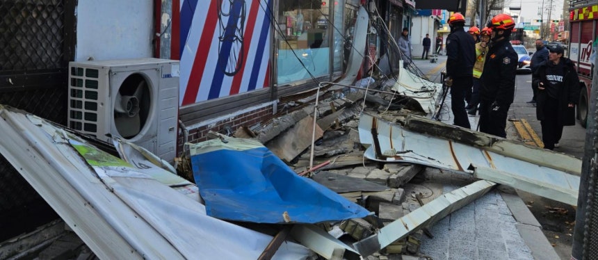  10일 오후 경기 의정부시 호원동의 한 거리에서 강풍에 건물 외벽에 설치된 간판이 떨어지면서 산산조각이 나 있다.이 사고로 길을 지나던 20대 남성이 간판에 깔려 숨졌다.의정부=뉴스1