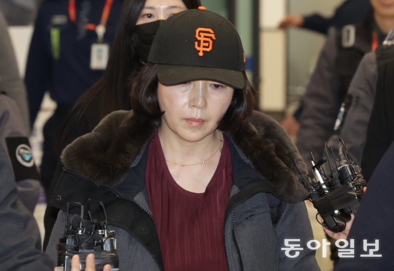 ‘공천헌금’김경,모자 눌러쓴 채 귀국 더불어민주당에서 제명된 강선우 의원 측에 2022년 지방선거 전‘공천 헌금’1억 원을 건넸다고 밝힌 김경 서울시의원(61)이 11일 오후 7시 15분경 인천국제공항을 통해