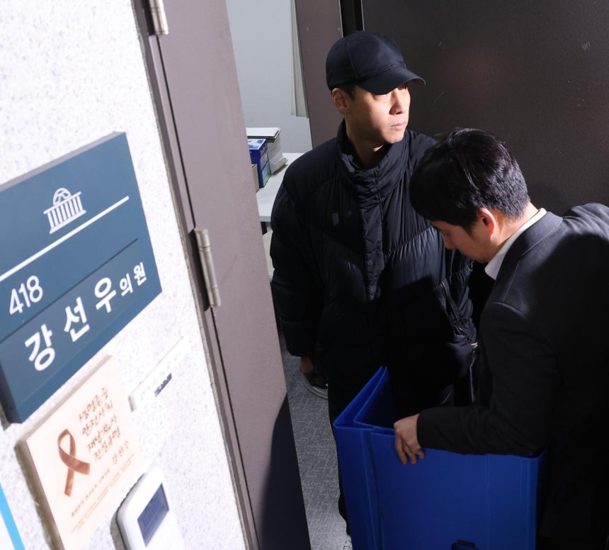  강선우 의원 사무실 압수수색 11일 오후 경찰이 서울 여의도 국회 의원회관 무소속 강선우 의원 사무실에서 압수수색을 진행하고 있다.강 의원은 2022년 지방선거를 앞두고 김경 시의원에게서 공천을 대가로 1억 원을