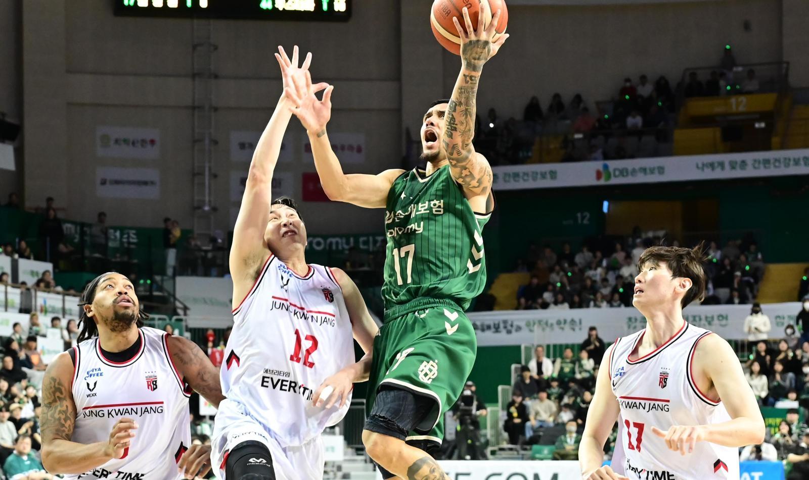 ‘야전 사령관’ 알바노 12도움… 7연승 DB, 2위 탈환