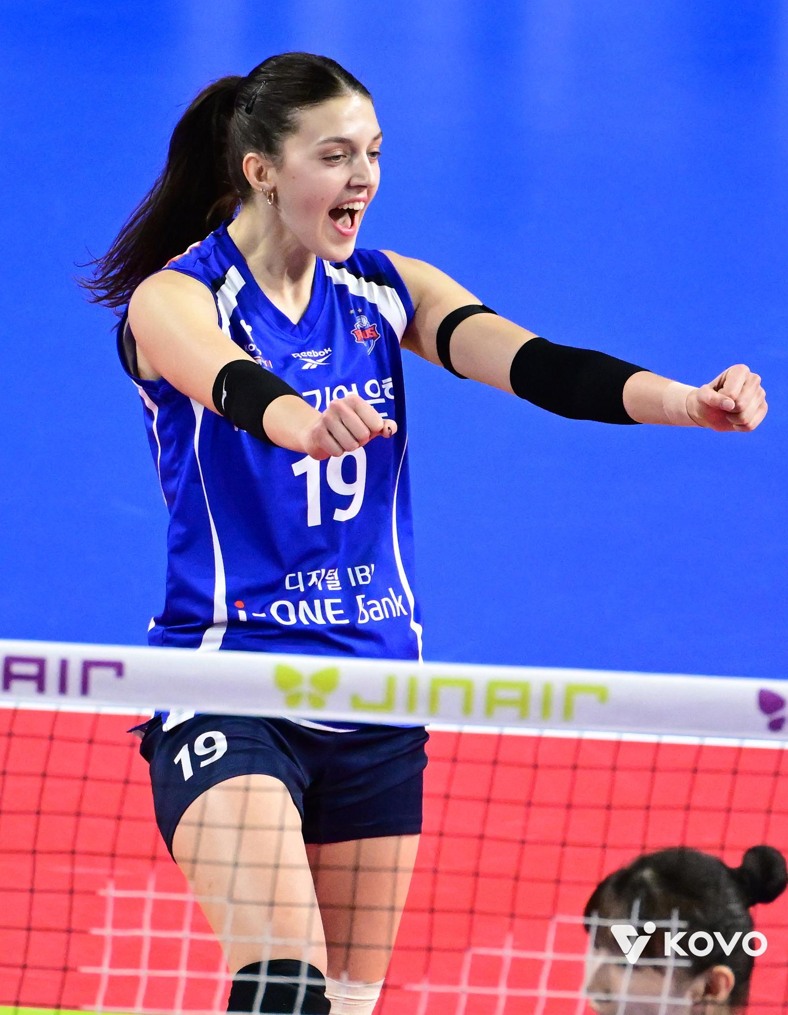 빅토리아, 41점 맹폭… IBK ‘봄 배구’ 보인다