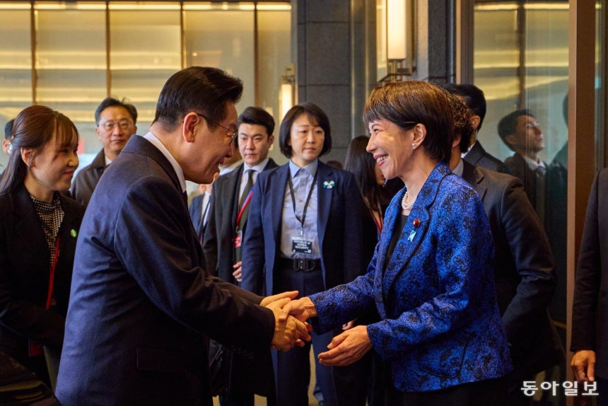 다카이치 사나에 일본 총리가 13일 일본 나라현의 한 호텔에서 1박2일 일정으로 일본을 방문 중인 이재명 대통령을 영접하고 있다. 2026.1.13 송은석 기자 silverstone@donga.com