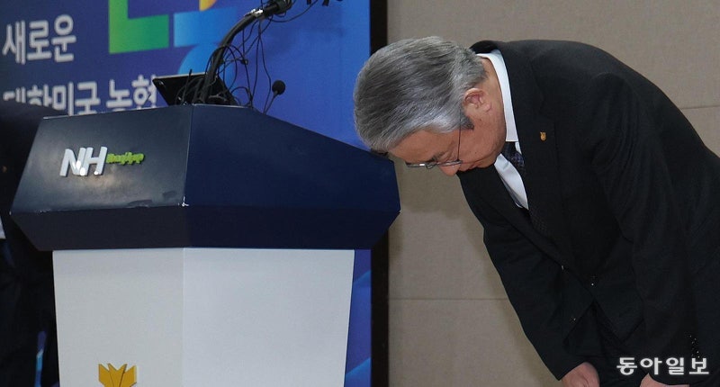 ‘호화 출장’ 강호동 농협회장 대국민사과… ‘3억 추가 연봉’ 농민신문사 겸직도 사임