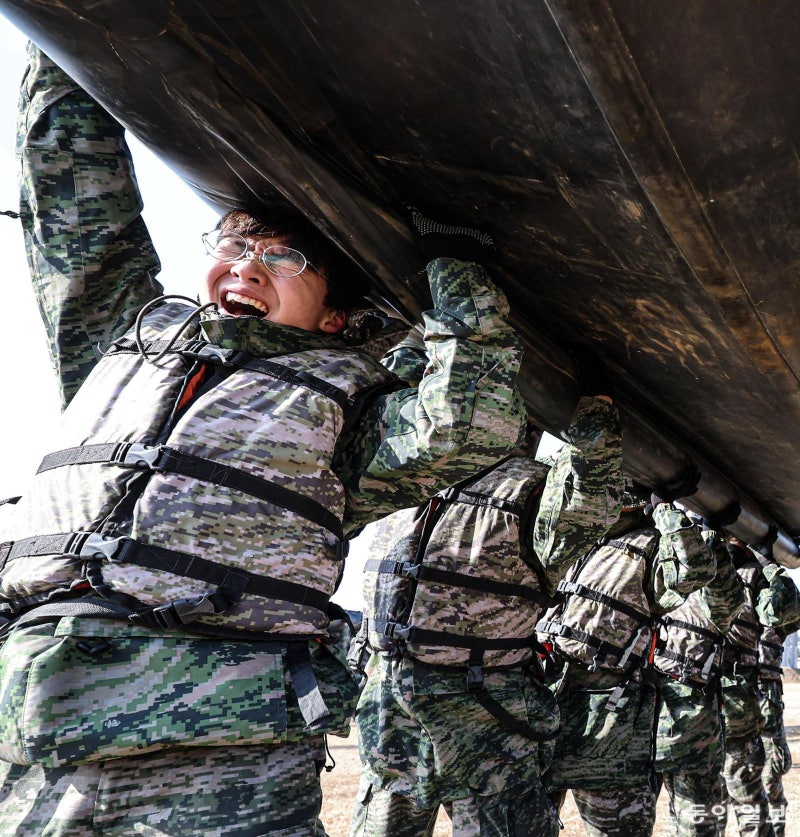 ‘해병대 정신으로’… 겨울캠프 참가한 학생들