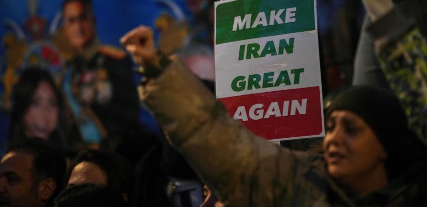  “이란을 다시 위대하게” 팻말 들고 반정부시위 지지 12일 영국 런던의 주영국 이란대사관 앞에서 시민들이 도널드 트럼프 미국 대통령의 정치 구호와 이란을 결합한 “이란을 다시 위대하게”라고 적힌 팻말을 들