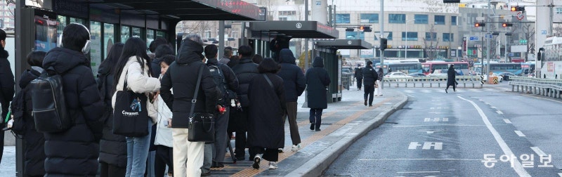 “버스 파업 몰랐다” 한파속 덜 덜… “일당 털어 택시, 지각 면해”