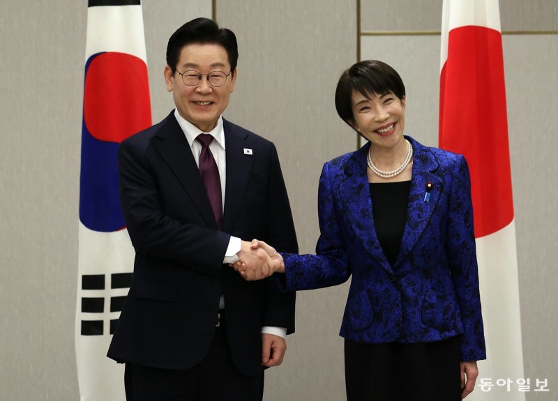 李 “한일 새로운 60년 출발” 다카이치 “관계 더 발전”