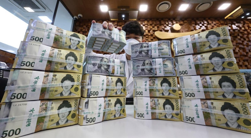 한은 “작년 10월까지 외화 196억 달러 순유출”