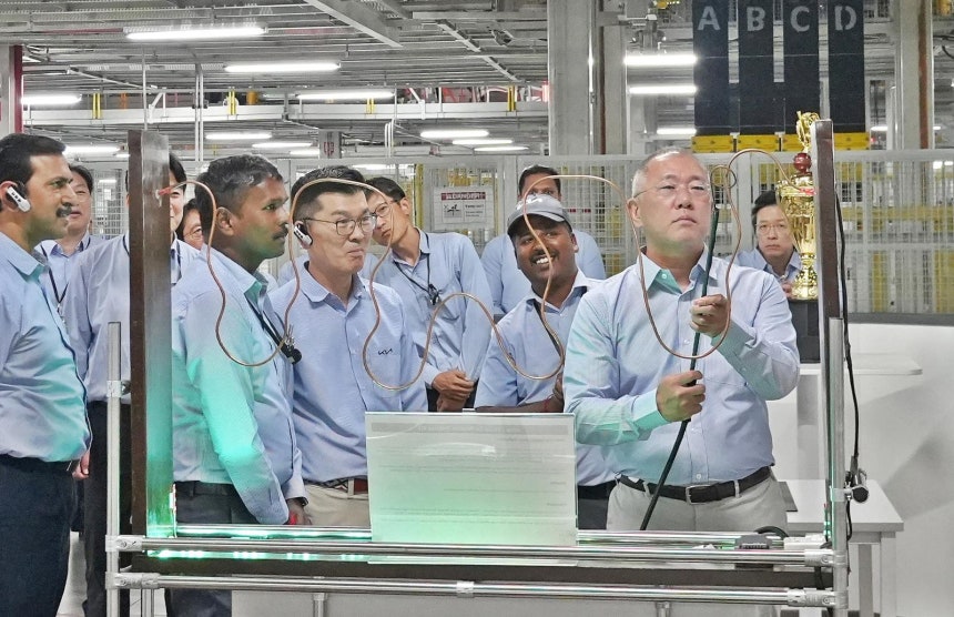  정의선 현대자동차그룹 회장(앞줄 오른쪽)이 인도 중부 지역에 있는 아난타푸르 공장을 찾아 신입사원 교육훈련 장비를 점검하고 있다.정 회장은 12,13일 인도 각지에 있는 현대차그룹 생산 시설을 찾아 현장 상황을