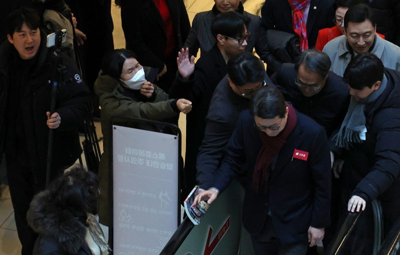 尹구형 3시간뒤 ‘韓제명’… 친한 “정적 죽이기” 지도부 “기차는 간다”