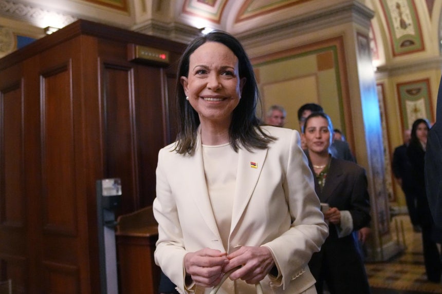 베네수엘라 야권 지도자이자 지난해 노벨평화상 수상자인 마리아 코리나 마차도가 15일(현지 시간) 미국 워싱턴DC 국회의사당을 방문해 미소짓고 있다. 워싱턴=AP/뉴시스