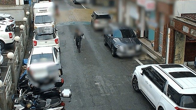 폐쇄회로(CC)TV에 포착된 A 씨(경기남부경찰청 제공/뉴스1)