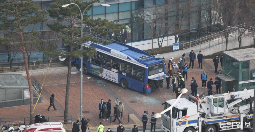  16일 서울 서대문구 서대문역 사거리에서 시내버스가 인도로 돌진해 NH농협은행 건물 외벽을 들이받은 채 멈춰 서 있다.이 사고로 버스 승객 등 13명이 다쳤고 보행자 2명은 중상을 입어 병원으로 이송됐다.이한결