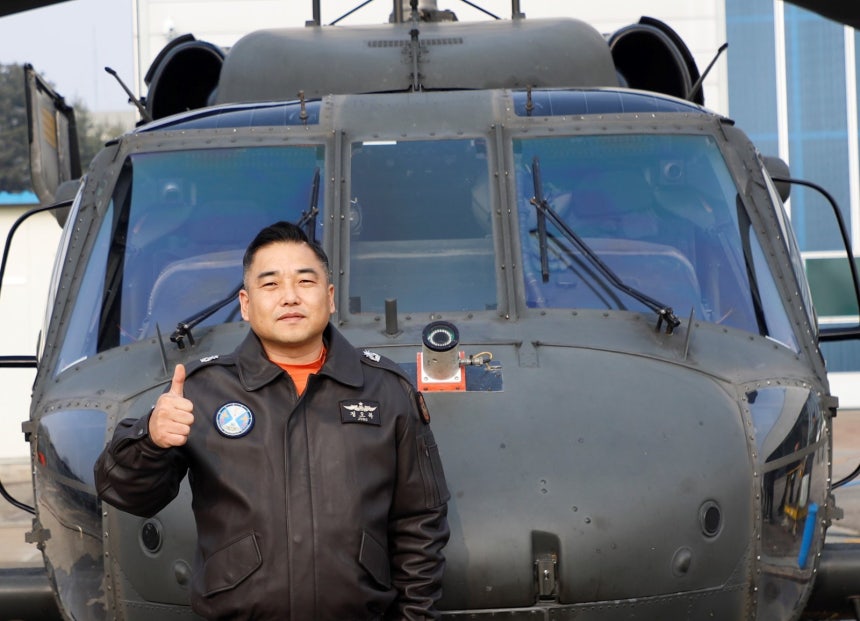 헬기 조종사, 떨어진 유리문 몸으로 막아 시민 살렸다!