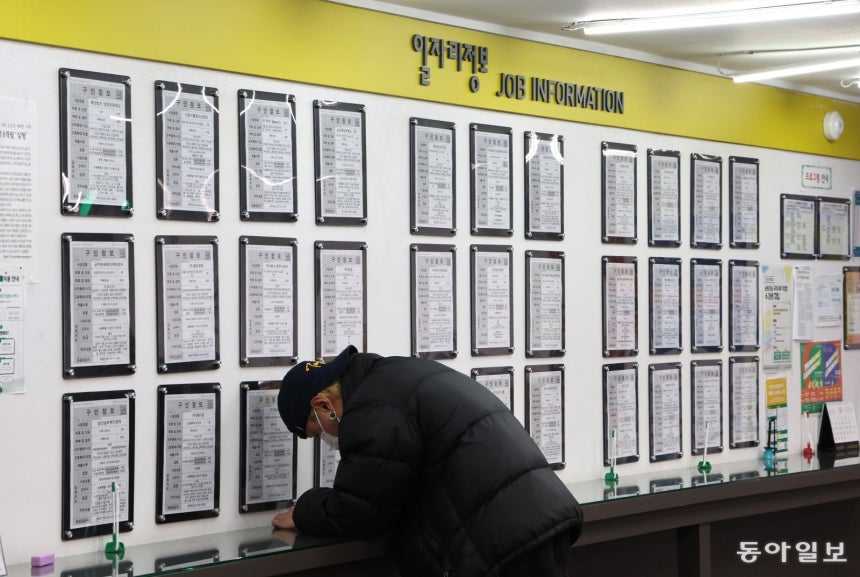 서울 마포구 서부고용복지센터를 찾은 구직자가 일자리 정보를 살펴보고 있다.홍진환 기자 