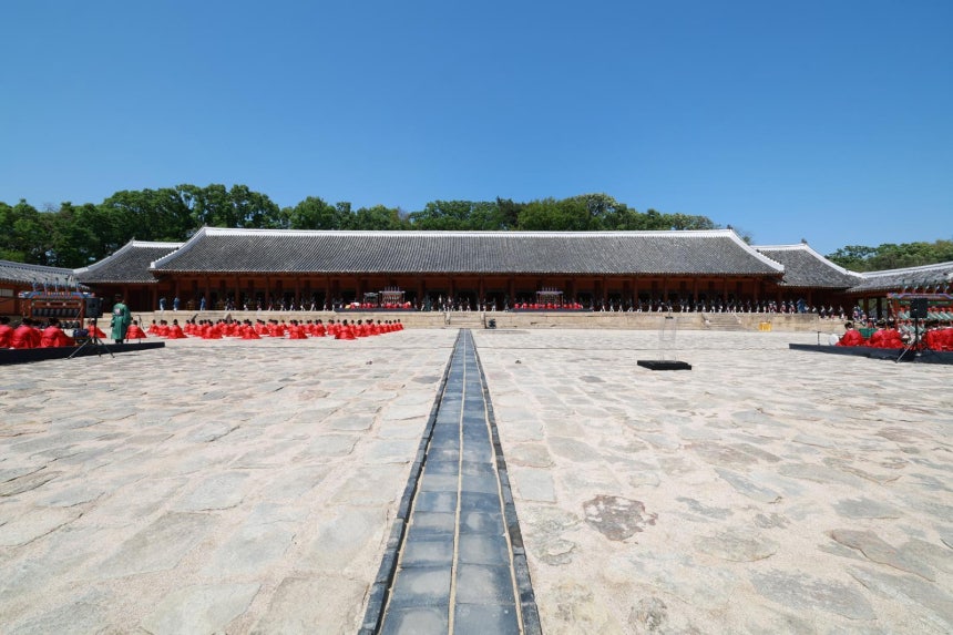 2001년 유네스코 인류무형문화유산으로 지정된 종묘대제가 4일 오후 서울 종로구 종묘 정전에서 2025년 종묘대제를 봉행하고 있다.종묘대제는 조선왕조 역대 왕과 왕비의 신주(神主)를 모시고 올리는 제례의식이다.