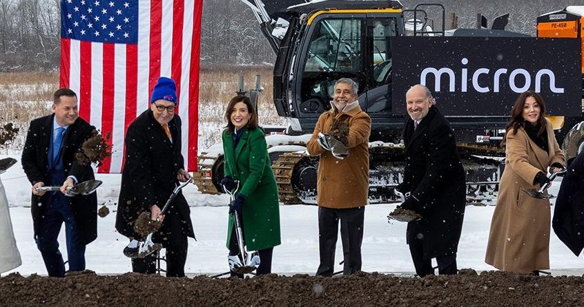 16일(현지 시간) 미국 뉴욕주 클레이에서 열린 마이크론 반도체 공장 착공식에서 참석자들이 기념사진을 촬영하고 있다.왼쪽에서 두 번째부터 척 슈머 민주당 상원 원내대표,캐시 호컬 뉴욕주지사,산제이 메로트라 마이