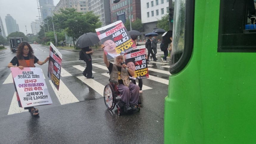 2023년 7월 14일 서울 여의도 국회 인근에서 버스 운행을 막는 기습 시위를 벌인 박경석 전국장애인차별철폐연대 대표가 서울 영등포경찰서에 현행범 체포되기 전 시위를 벌이는 모습.(전국장애인차별철폐연대 제공)
