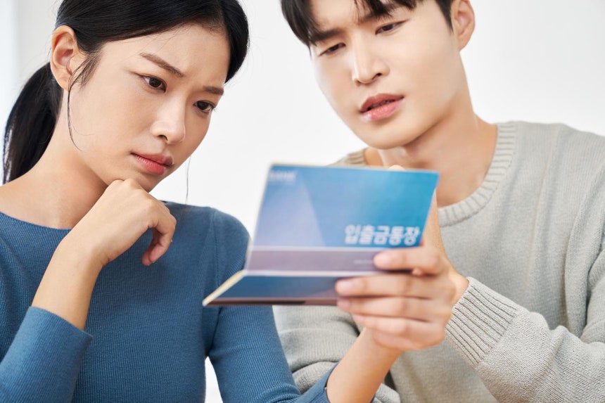 ‘예금 풍차 돌리기’가 고금리 막차 전략으로 다시 주목받고 있다. 필요한 건 부지런한 통장 쪼개기가 아니라,내 돈이‘얼마 벌고 있는지’보다‘언제 쓸 돈인지’를 먼저 정하는 설계다. 게티이미지뱅