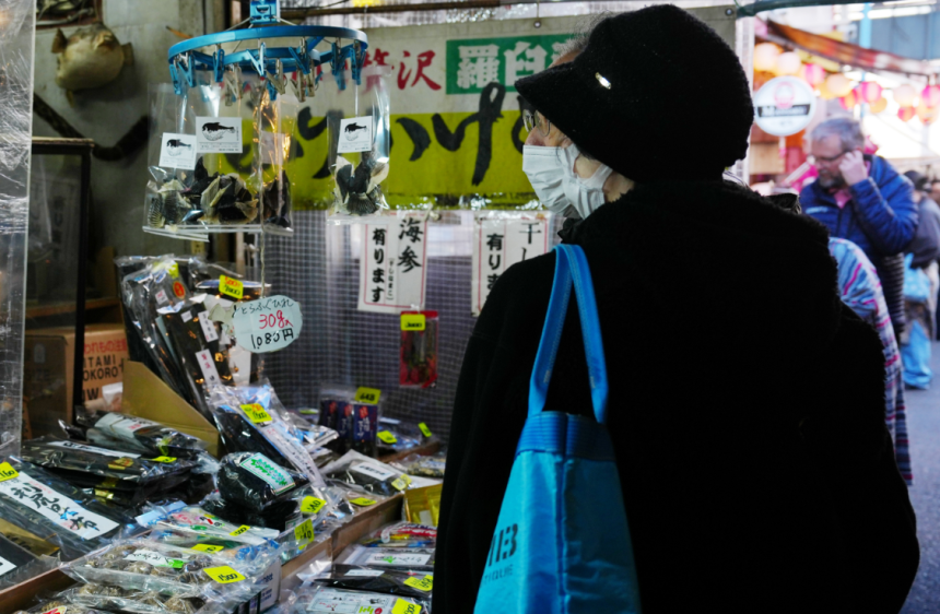 지난해 12월 도쿄 시장의 쇼핑객 모습. 식료품 가격은 일본 소비자 물가 상승세를 견인하고 있다. 신화통신 뉴시스