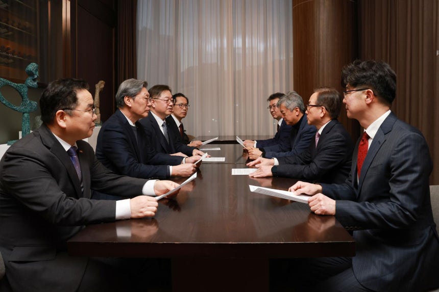 서울 용산구 드래곤시티호텔에서 경제 8단체 부회장들이 배임죄 관련 현안에 대해 논의하고 있다.사진 왼쪽부터 시계방향으로 박양균 한국중견기업연합회 정책본부장,<a href=
