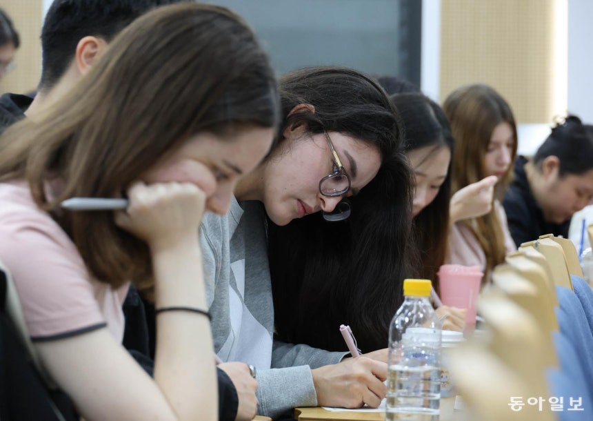 지난해 연세대학교 언어연구교육원 한국어학당에서 열린 ‘한글백일장’ 모습. 동아일보DB