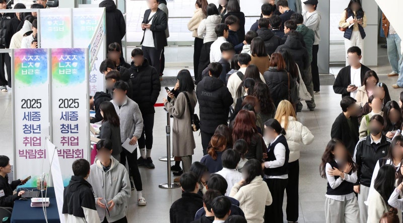 [사설]경력-실적 미반영된 지나친 초임 격차, ‘로또 취업’ 부추긴다