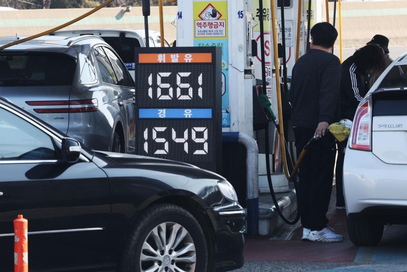 휘발유값 또 내려 L당 평균 1690원