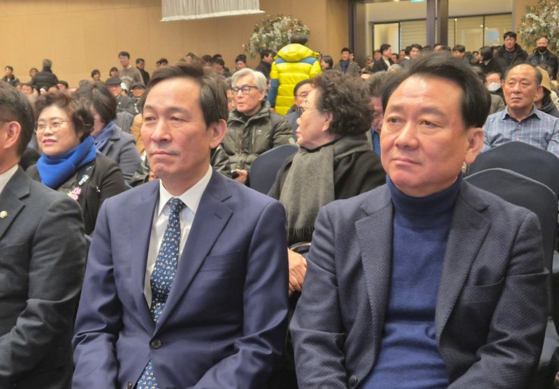 이광재 돌연 지선 불출마… 明心 실린 우상호 향해 “돕겠다”