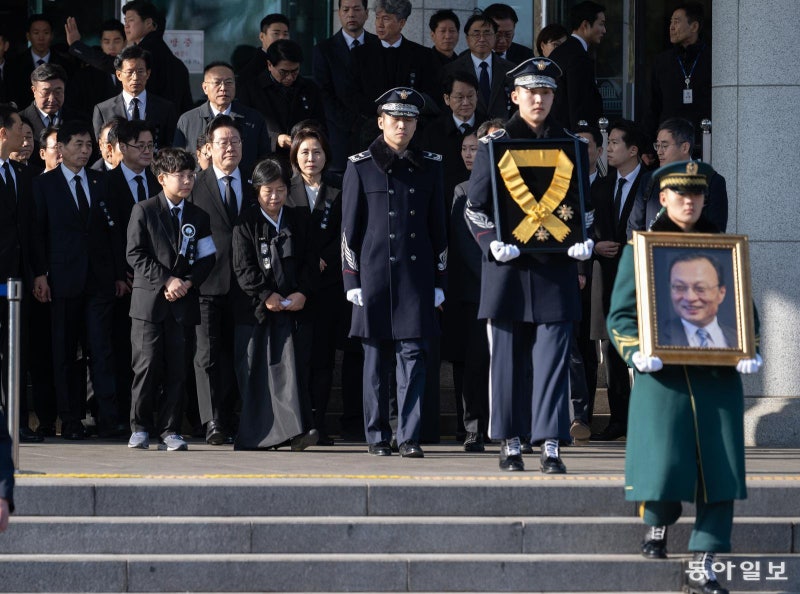 이해찬 영결식에 대통령 부부 참석… 李, 추모 영상 보며 눈물 훔치기도