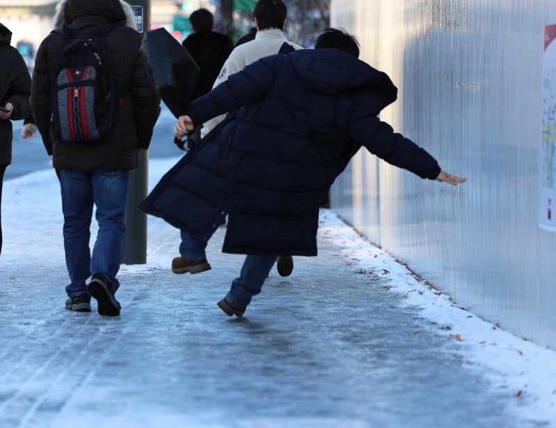 수도권 최대 10㎝ 폭설 예보 “출근길 빙판 조심”