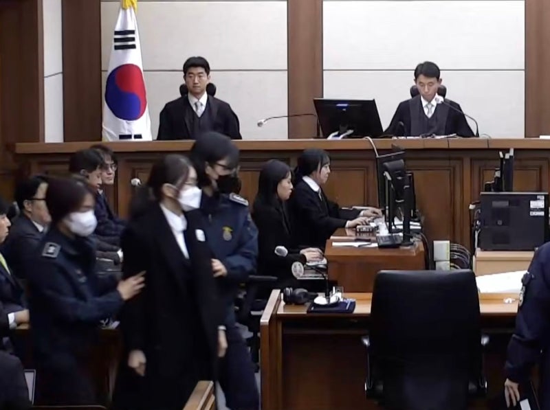 김건희측 “지지 그림 벽에 붙여 위안 삼아”… 특검은 “주가조작 공범 넉넉히 인정” 항소