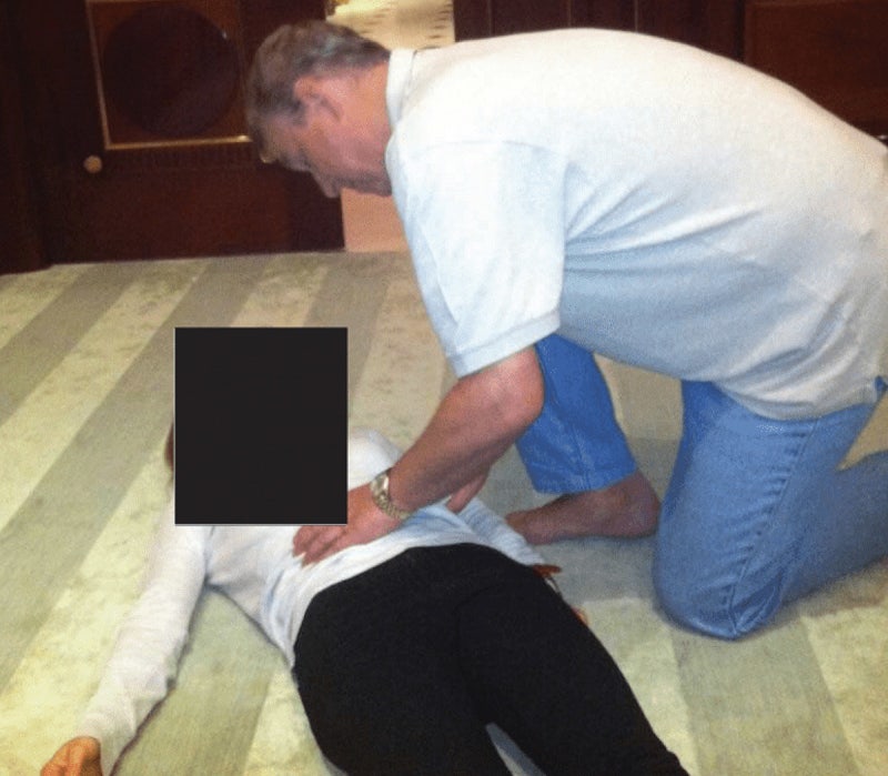 앤드루 前왕자, 누운 여성 신체에 손댄 사진… 英사회 발칵