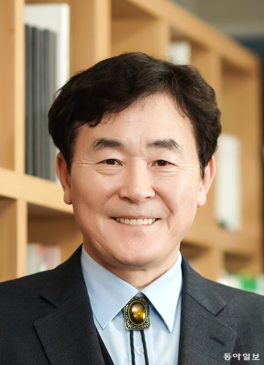 에세이 ‘인생&행복 내비게이션’을 출간한 김승국 시인.                                                                    김승국 시인 제공 