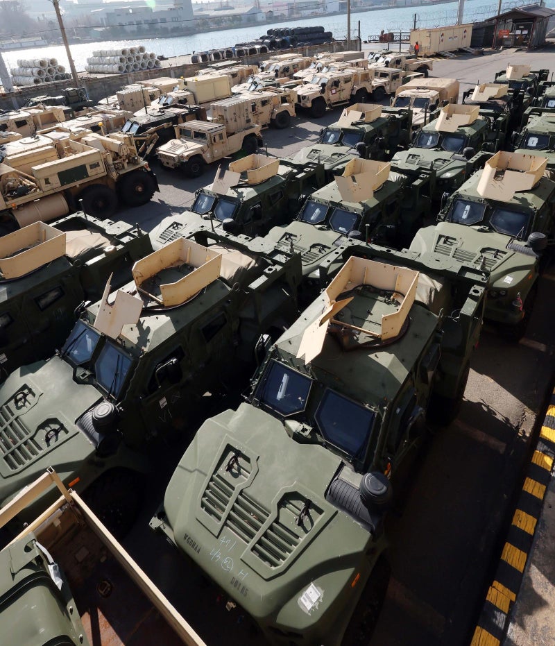 ‘한국 순환 배치’ 美 육군 스트라이커여단 장비 부산항 반입