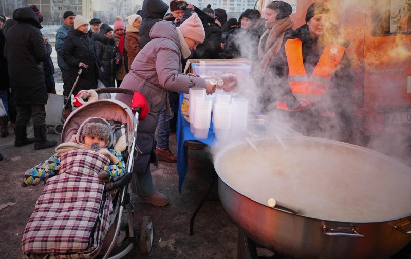 배식 받는 우크라 키이우 시민… 수십만 명 전기-난방 끊겨