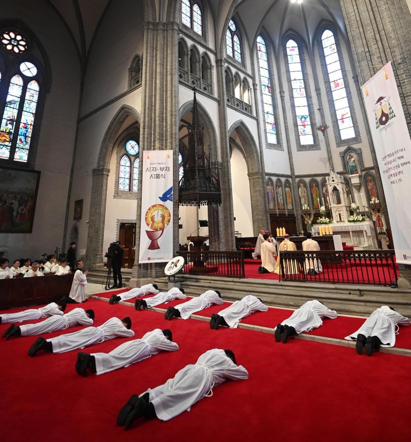 ‘가장 낮은 이가 되어…’ 천주교 부제 서품식