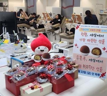 헌혈에 ‘두쫀쿠’ 효과? 선물로 주자 헌혈자 2.6배 늘어