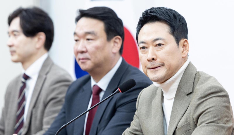 장동혁 ‘협박 정치’… “직 걸어라” 비판 막고, 당협위원장엔 교체 경고