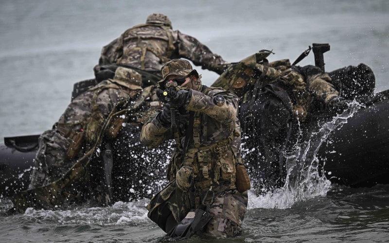 겨울바다 뚫고… 해군 특전요원 혹한기 훈련