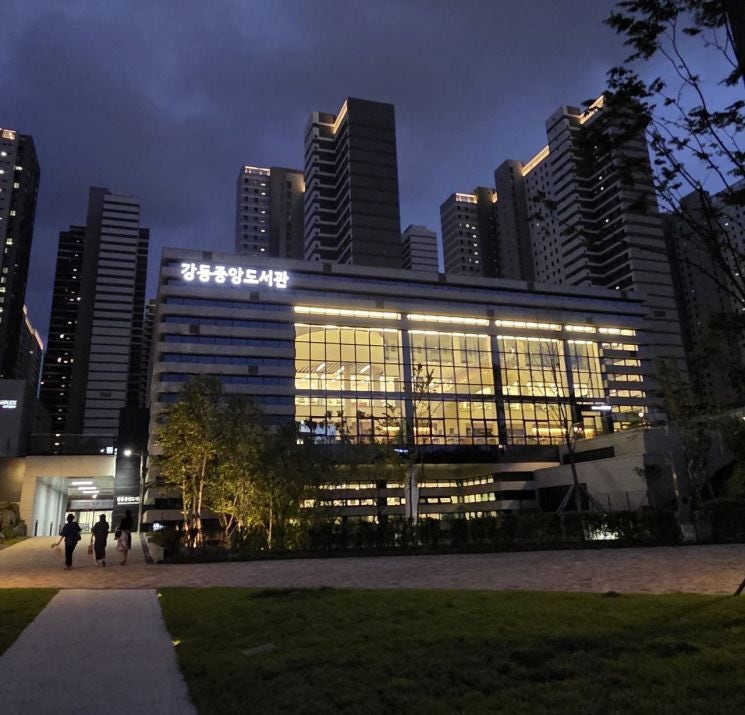 “강동숲속-중앙도서관 밤 10시까지 문 엽니다”