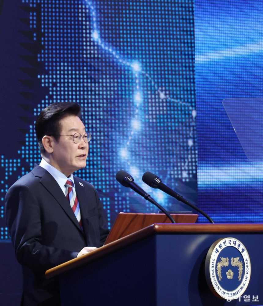 이재명 대통령이 6일 경남 거제에서 열린 남부내륙철도 착공식에서 기념사를 읽고 있다. 이 대통령은 경남 거제와 고성, 경북 김천을 잇는 남부내륙철도에 대해 “단순히 선로 하나를 놓는 사업이 아니라 지역의 성장동력을