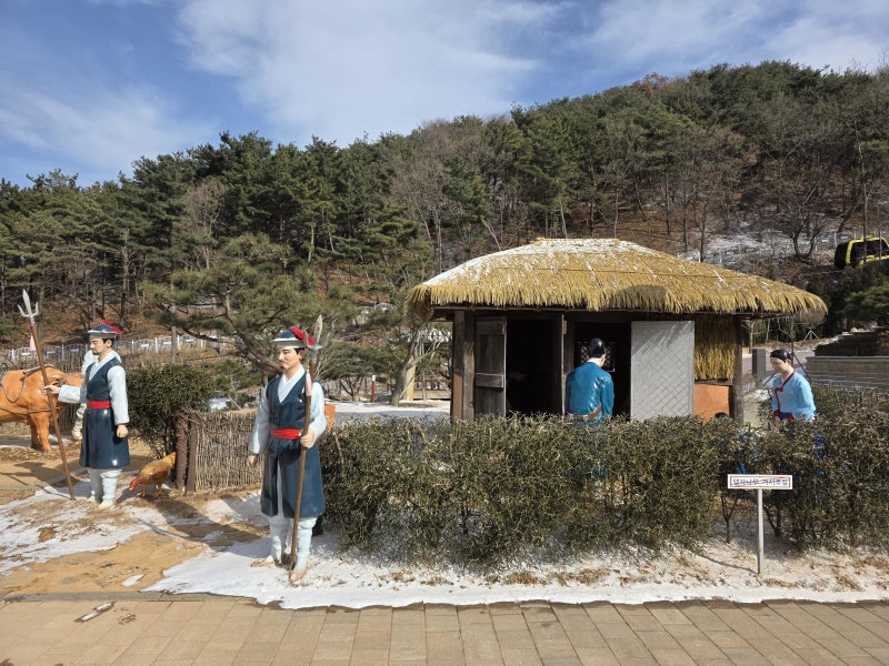 김이 모락모락 피어오르는 해수 온천 위로 떠오르는 태양[전승훈 기자의 아트로드]