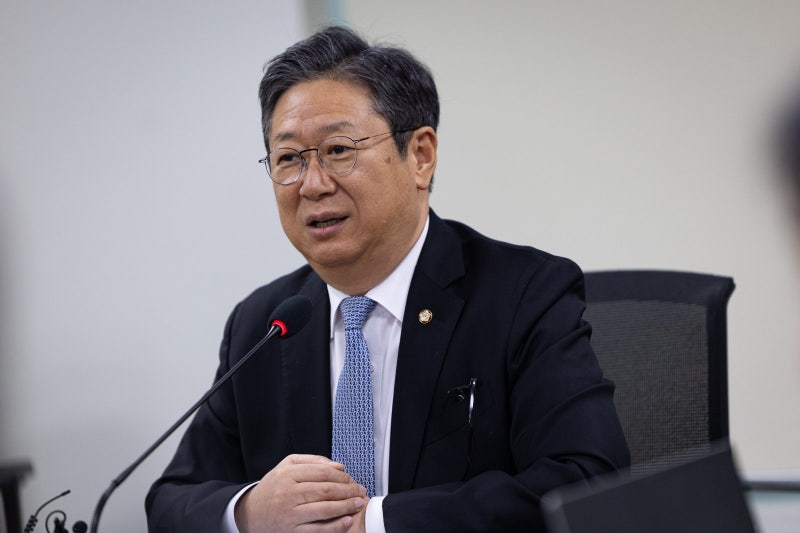 與 전략공천관리위원장… ‘친문’ 발탁 놓고도 충돌