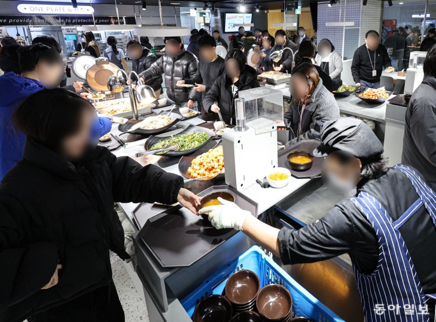 3일 서울 종로구 롯데카드 사옥 지하 구내식당이 점심식사를 하기 위해 방문한 직장인들로 붐비고 있다. 이한결 기자 always@donga.com