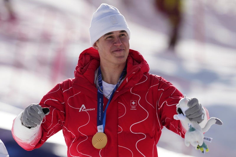 밀라노 첫 金 주인은, 망치 대신 스키 폴 잡은 ‘스위스 목수’