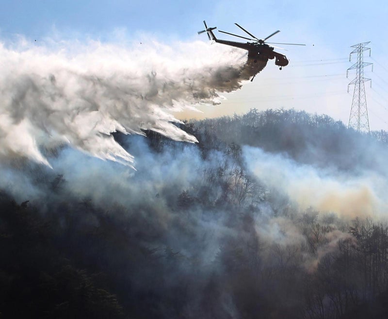 “불국사 등 토함산 지켜라” 경주 산불 잡기 안간힘