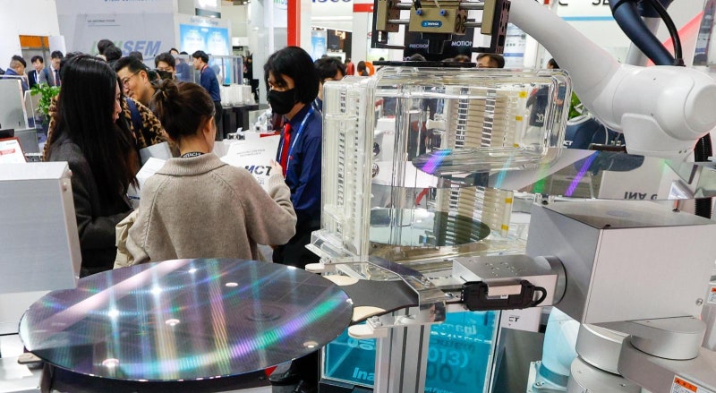 반도체 웨이퍼 옮기는 로봇